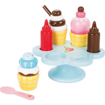 Alzata di coni gelato con tubetti per crema